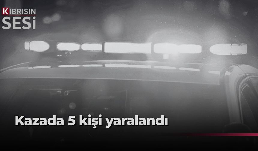 Geçitkale’de minibüs servi ağaçlarına çarptı
